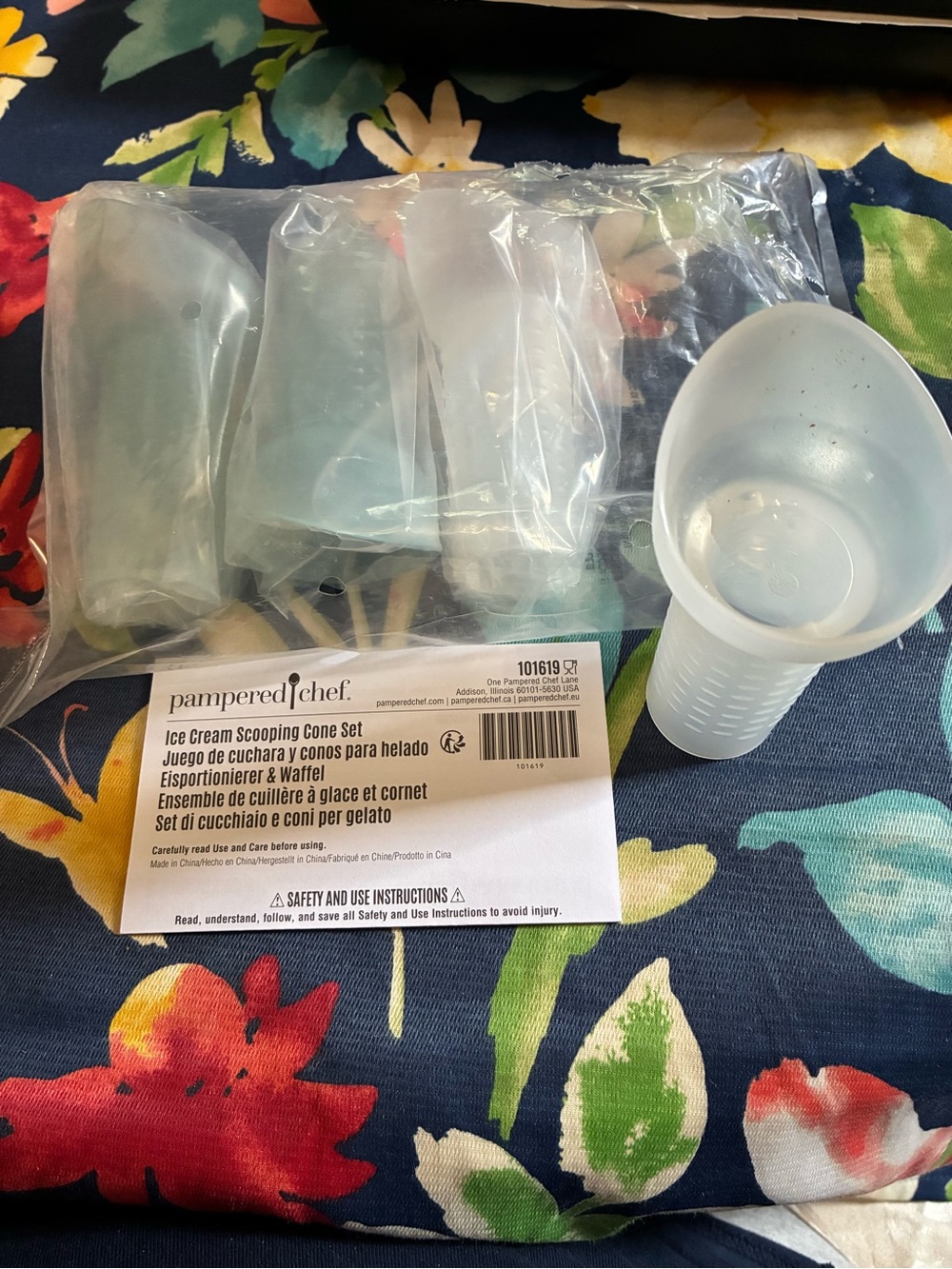 Pampered Chef Clear Ice Cream Cone Scooping Set - White-Clear